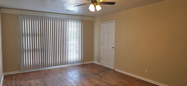 Building Photo - 3 Bedroom 1 Bathroom Home for $1095! 2 Car Garage!