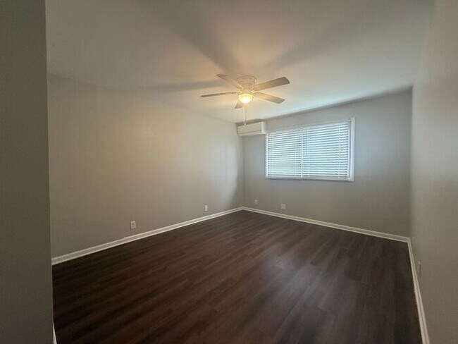 Building Photo - 2 Bedroom Unit was recently renovated. Liv...