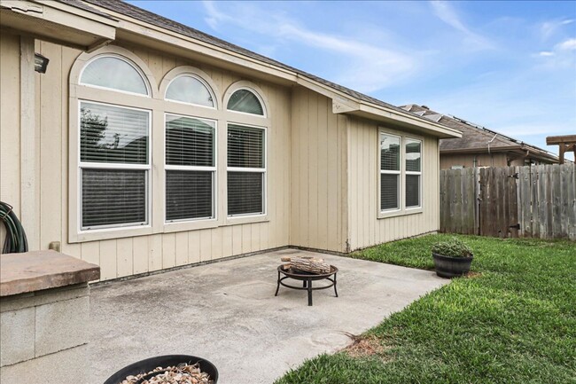 Building Photo - 3906 Las Bahias Dr
