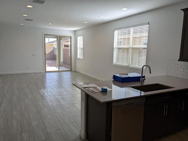 Building Photo - 2250 E Kelly Dr