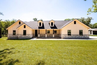 Building Photo - Where Southern Charm Meets Everyday Comfort
