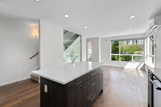 Building Photo - Trendy West Seattle Townhome w/Air Conditi...