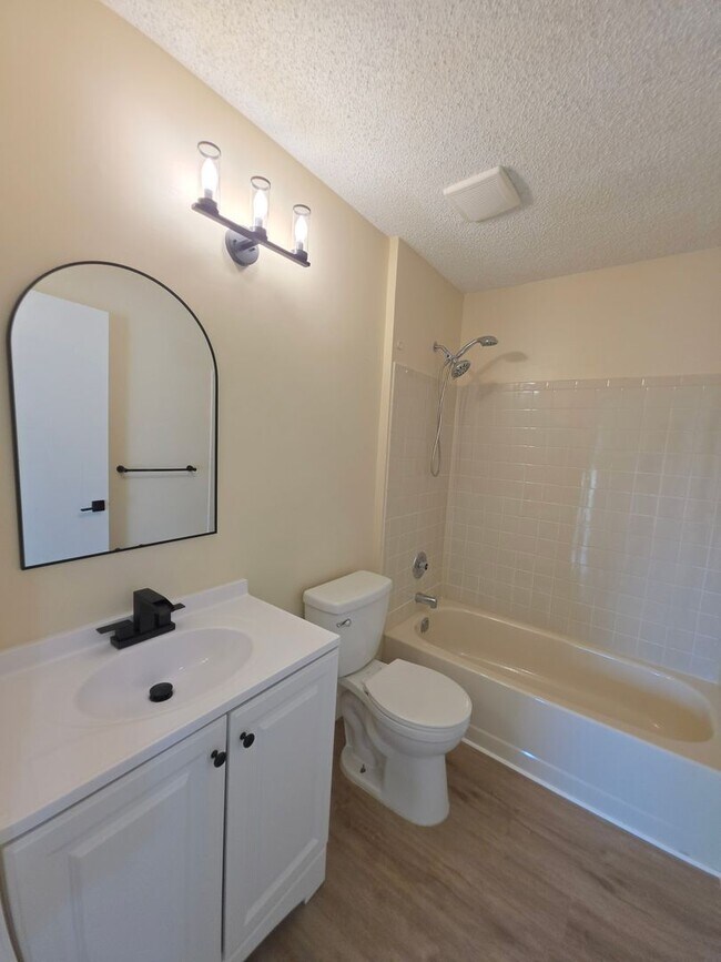 Building Photo - 12 Amberly Ct
