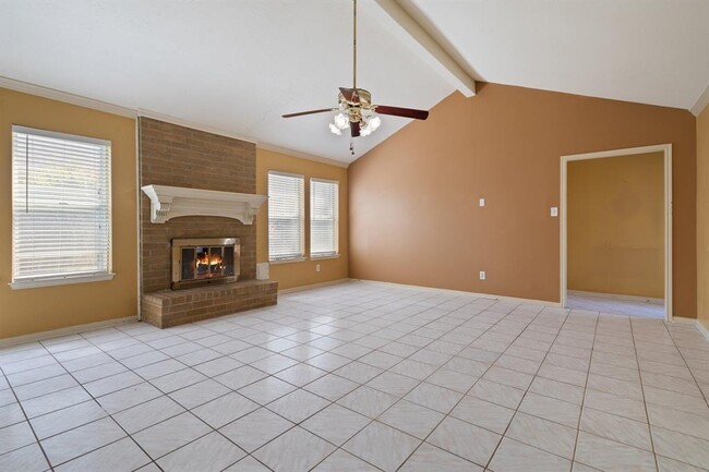 Building Photo - 606 Pinebrook Ln
