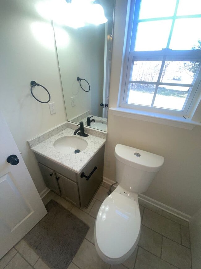 Building Photo - For Lease - 3 Bed, 2 Bath, 1232sqft Home o...