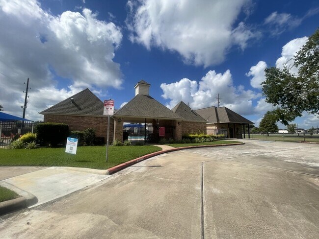 Building Photo - 17150 Summer Hollow Dr