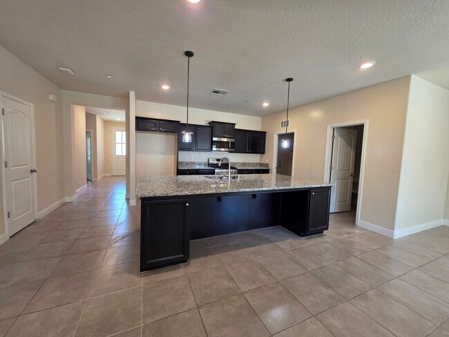 Building Photo - 3 bedroom 2 Bathroom available in desirabl...