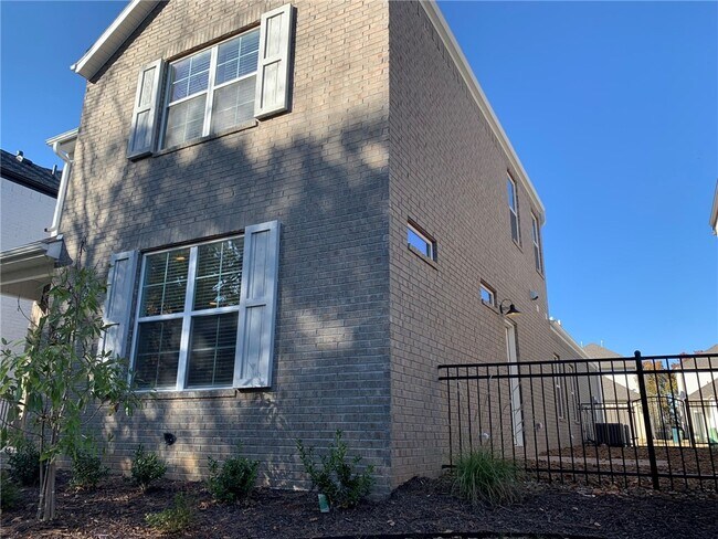 Building Photo - 2351 E Amherst Aly