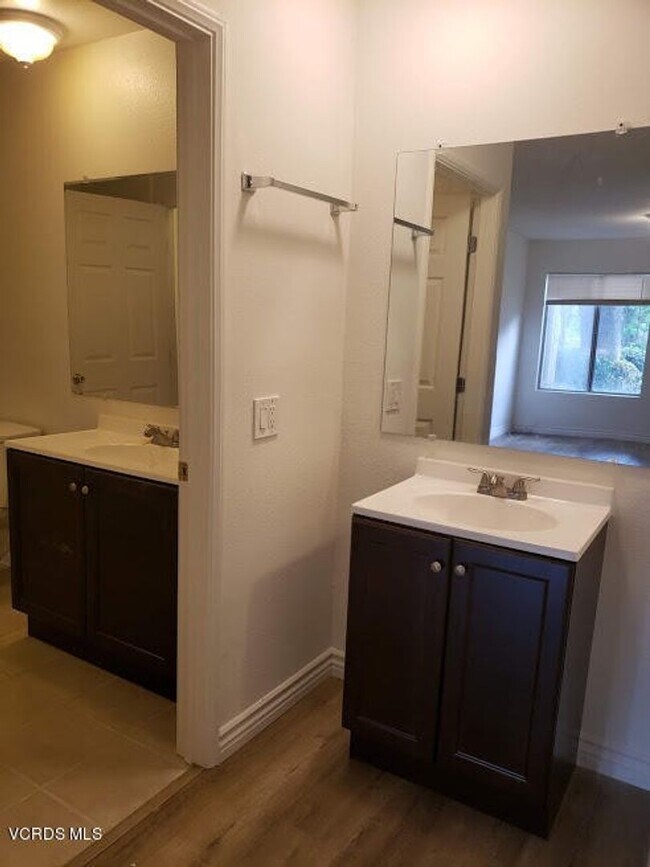 Building Photo - Desirable lower level 2+1 in gated community