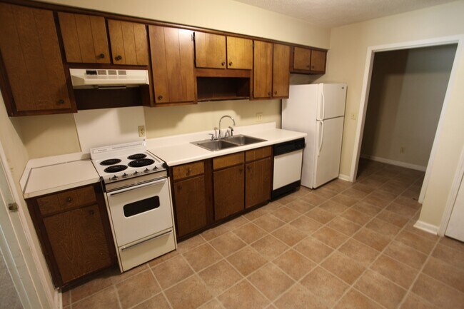 Building Photo - Hampton Drive Duplex Available August!