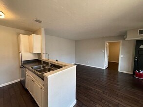 Building Photo - 1 bedroom/1 bath upstairs unit in Sabre Springs - Ava Now!