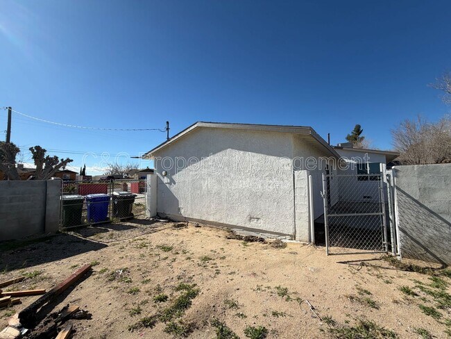 Building Photo - 16280 Lorene Dr