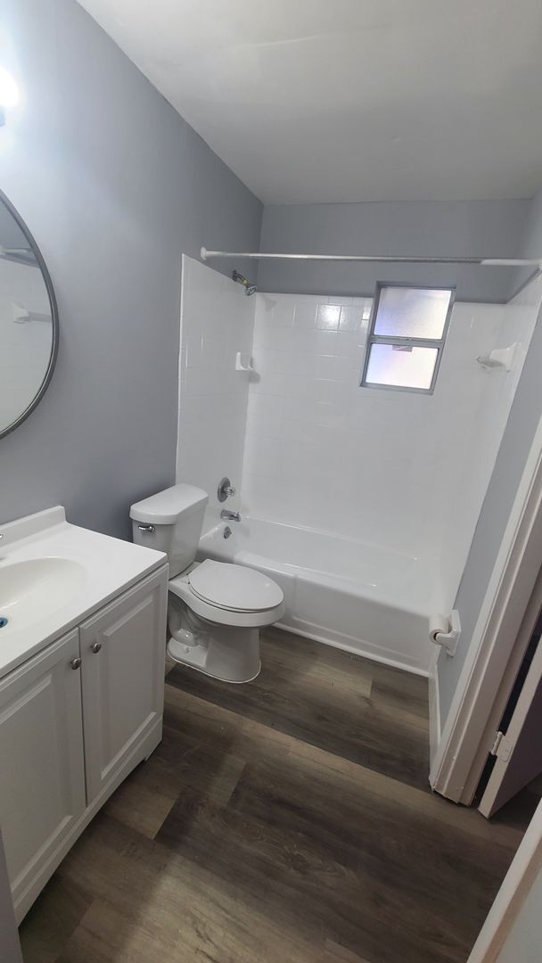 Building Photo - Fully Renovated 3/1 with huge fenced-in ba...