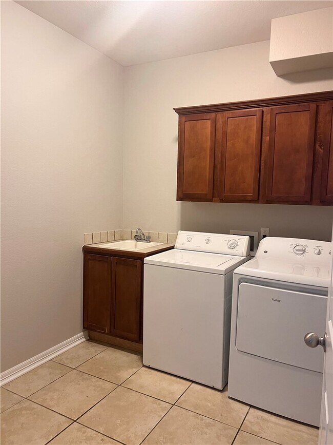 Building Photo - 564 S Pierremont Dr