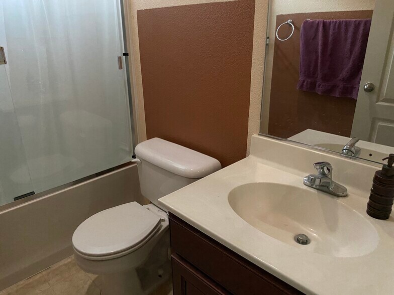 Building Photo - 465 Luciana Dr