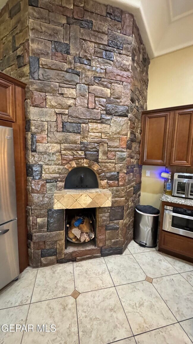 Building Photo - 7381 Black Mesa Dr