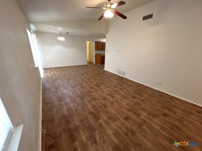 Building Photo - 2108 Carousel Dr