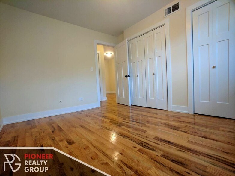 Building Photo - 555 W Arlington Pl