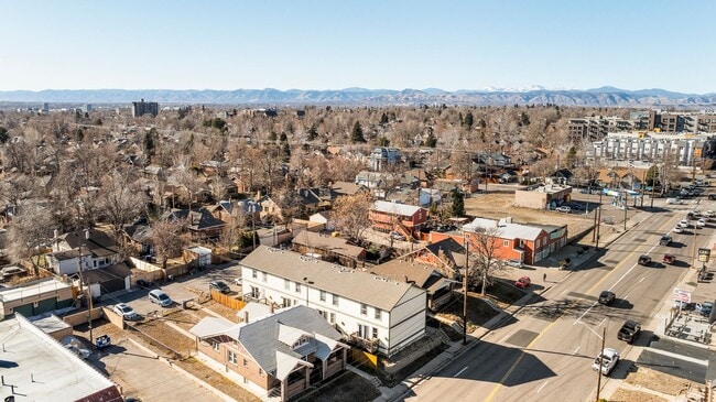 Building Photo - Charming 3 Bedroom Townhome in Highlands Neighborhood