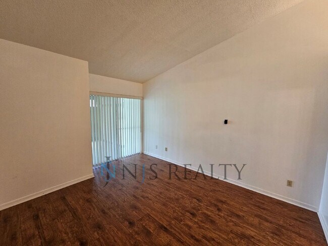 Building Photo - 2/2 Townhome with HUGE Living Room, Commun...