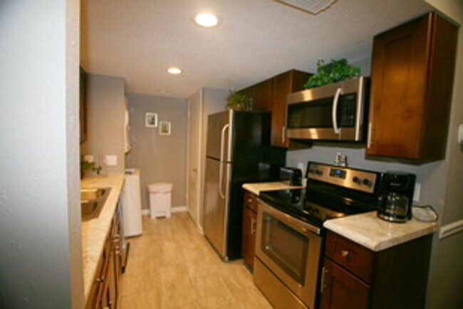 Building Photo - 6909 N Lagoon Dr