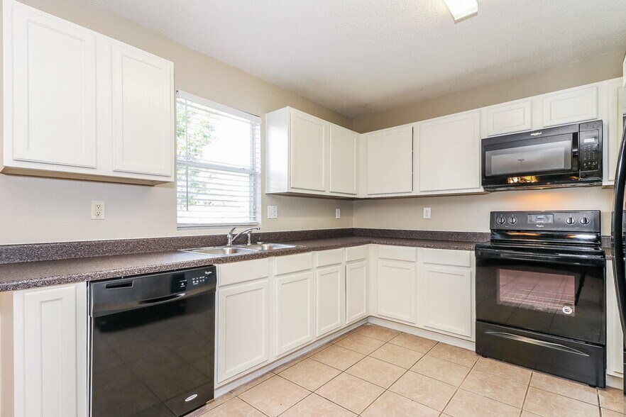 Building Photo - 8728 Polo Dr