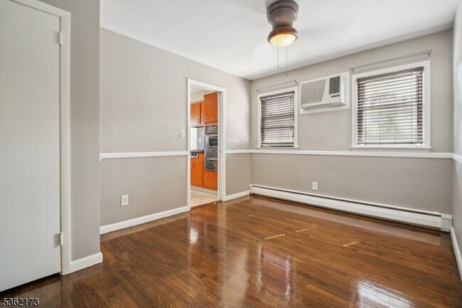 Building Photo - 862 Dewey St
