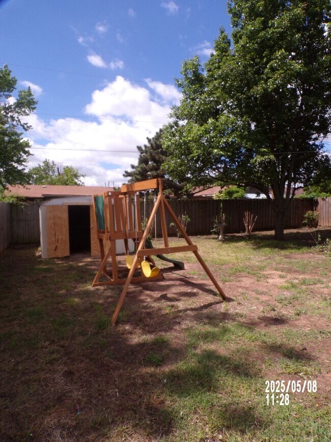 Building Photo - Pioneer Park Area! No Pets!