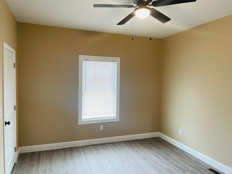 Building Photo - 3008 Sunset Dr