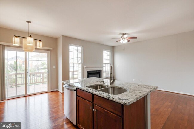 Building Photo - Spacious 3-level townhome with a 2-car garage in the desirable South Riding community.
