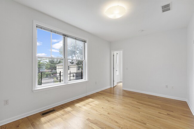 Building Photo - 437 Whiton St