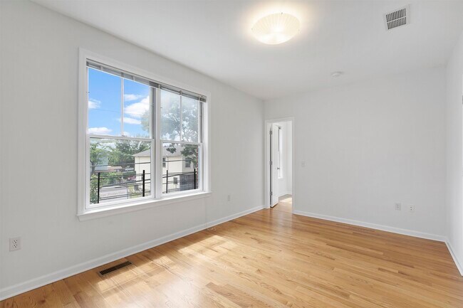 Building Photo - 443 Whiton St