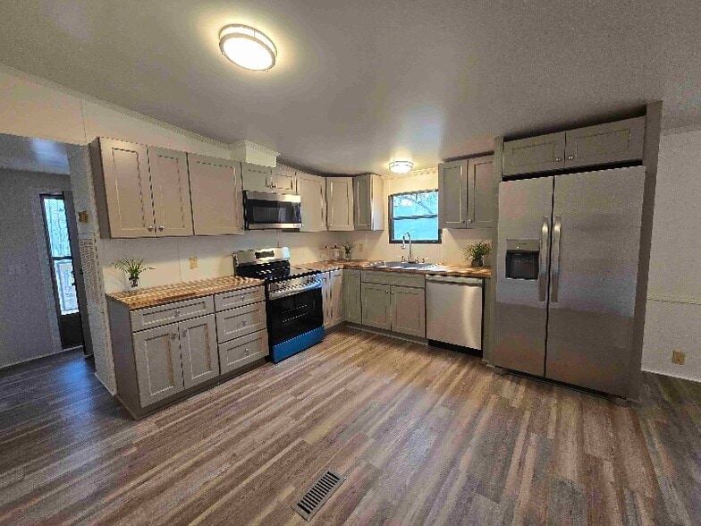 Building Photo - 415 Walker Dr