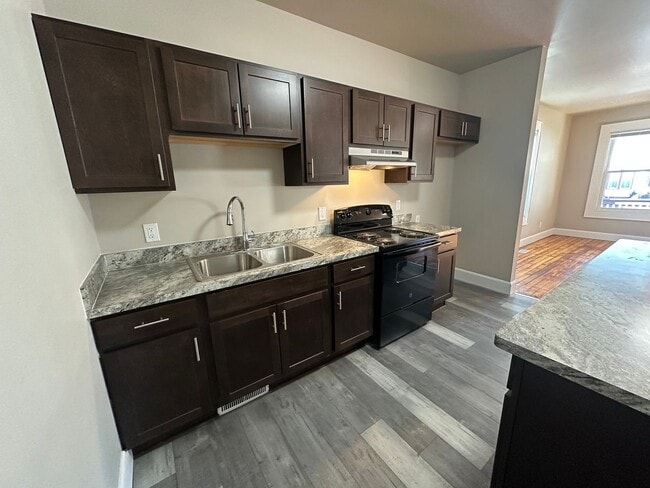 Building Photo - Large Open Concept 5BR/2BA Rent to Own Home