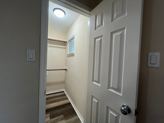 Building Photo - 20702 Settlers Lake Cir N