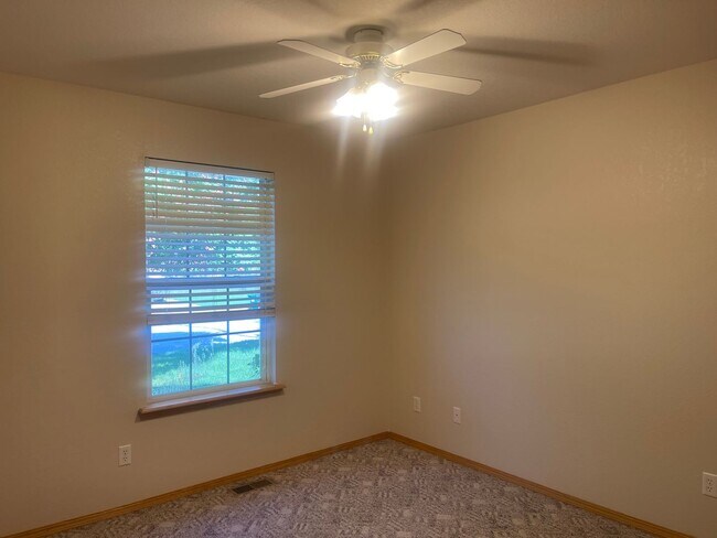 Building Photo - OZARK HOME CHECK OUT this charming 3 bedro...