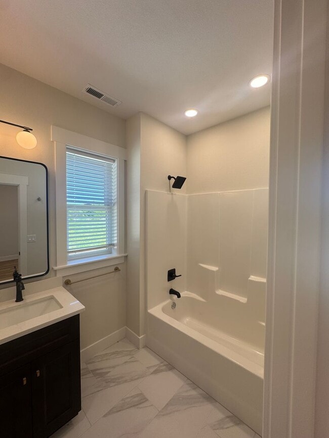 Building Photo - Home on 5 Private Acres with Gated Drive
