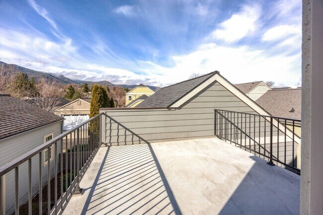 Building Photo - Four bedroom home for lease in the Riverwalk Neighborhood Ashland, Oregon