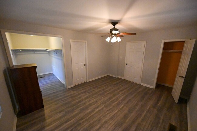 Building Photo - Stunning 3BR / 3BA Home on 2.48 Acres – Hillsborough, NC