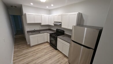 Building Photo - 2 Bedroom, fully renovated!