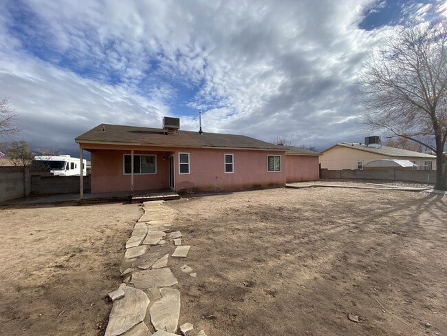 Building Photo - CUTE and COZY - MUST SEE HOME