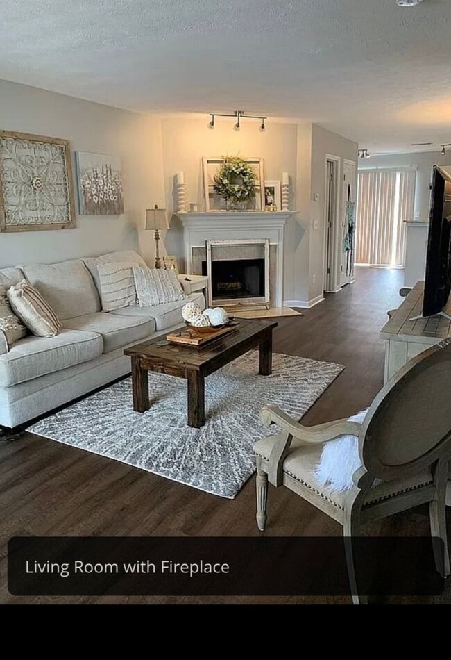Building Photo - "Charming 2-Bed Oasis with 2.5 Baths in Nashville's Heart - 1,234 Sq Ft of Comfort!" End Unit