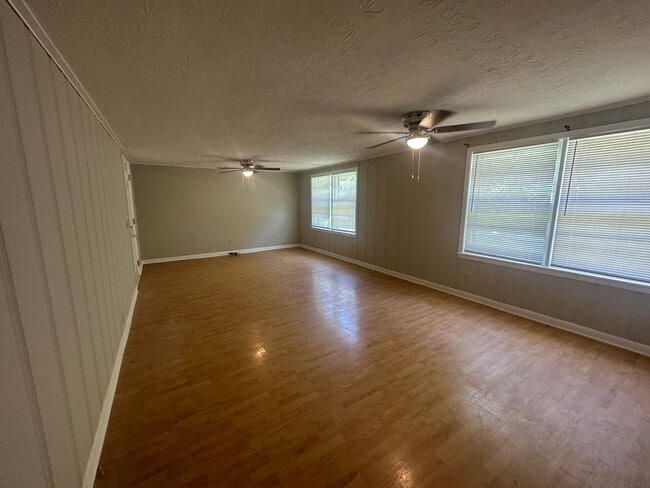 Building Photo - 4515 Skyline Dr