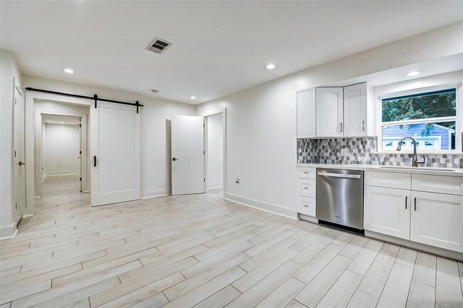 Building Photo - 5541 Aspen St