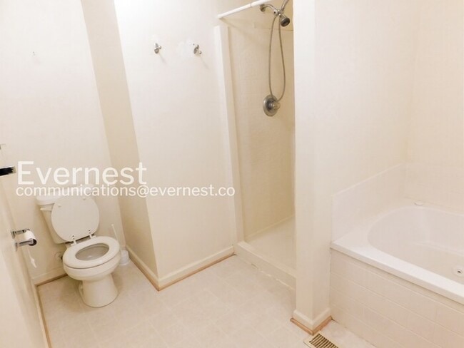 Building Photo - 702 Westgate Cir