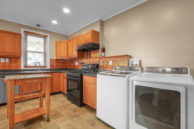 Building Photo - 275 N Warren Ave