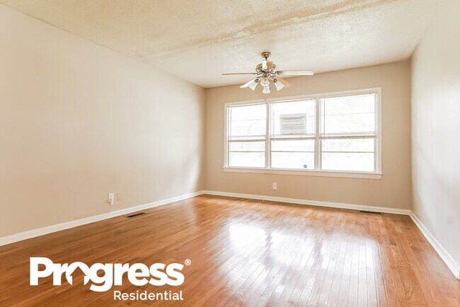 Building Photo - 300 Oakwood Ave