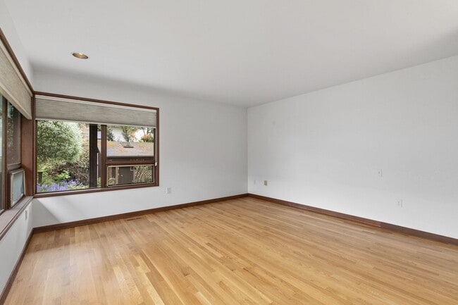 Building Photo - 4Bd/2.75Ba Seattle House