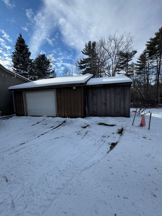 Building Photo - Charming Two-Bedroom Home in a Peaceful Wooded Setting