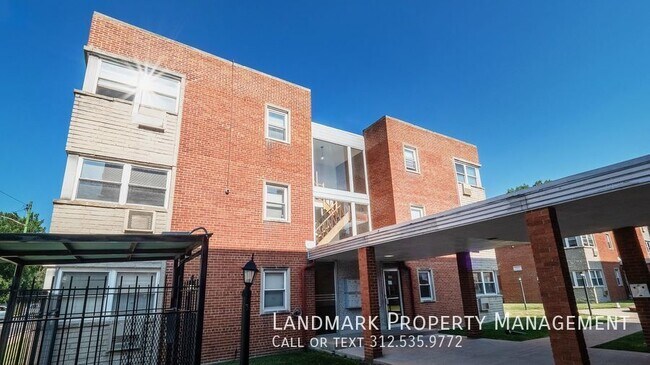 Building Photo - 2401 W Balmoral Ave